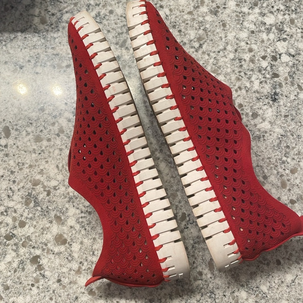 Isle Jacobsen Red Tulip Perforated Sneakers EU 40 US 9.5 - Picture 5 of 6